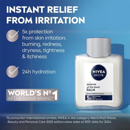 En flaska Nivea Men after shave balsam på en blå bakgrund, som främjar lindring av hudirritation och 24 timmars fuktgivande.