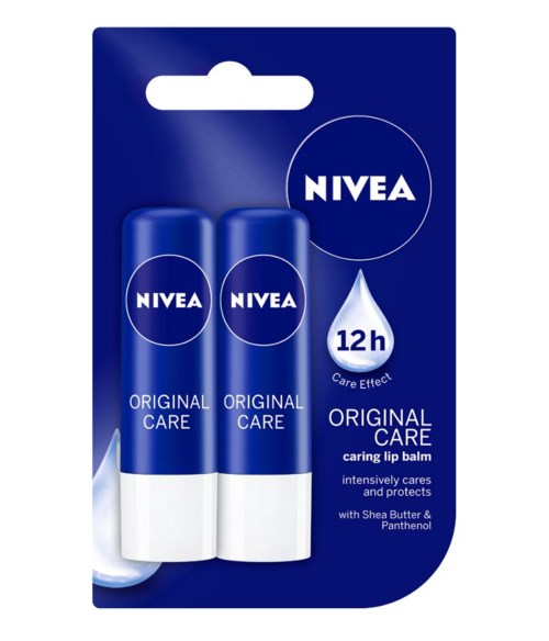 To Nivea leppepommer i blå og hvit emballasje, merket for 12 timers omsorg, med sheasmør og panthenol.