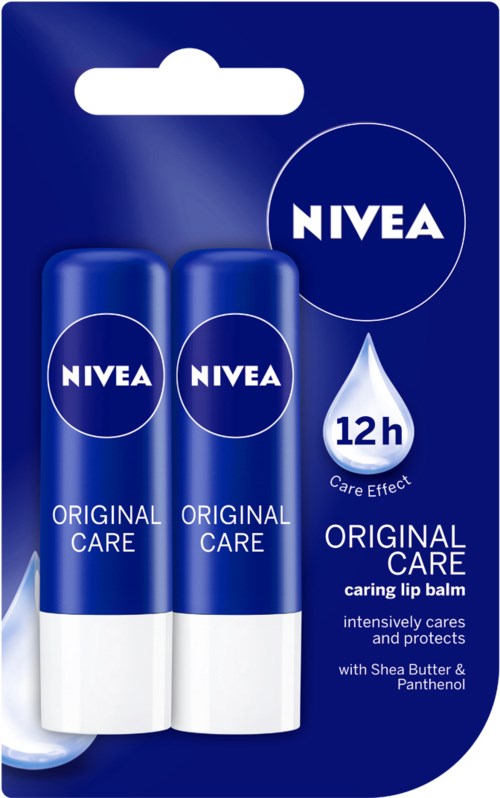 To Nivea leppepomadestikker i blå emballasje, merket "Original Care," med 12-timers beskyttelse, Shea Butter og Panthenol.