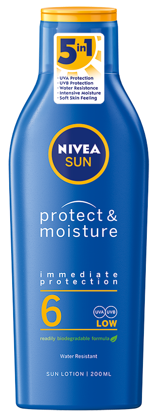 Blå flaska Nivea Sun-lotion med gul kork, med text om 5 i 1 skydd och SPF 6, för solskydd.