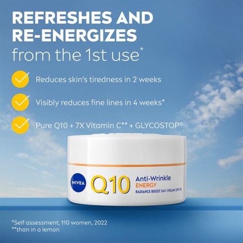En Nivea Q10 anti-ryngecreme på en blå himmel med skyer og produktfordele listet.
