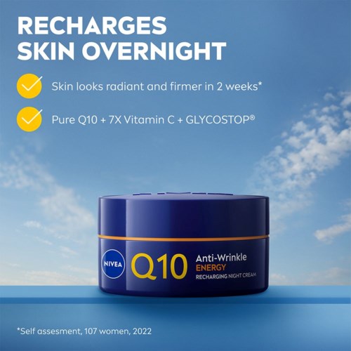 Et Nivea Q10 anti-rynning nattkremkrukke mot himmelbakgrunn og reklame tekst.