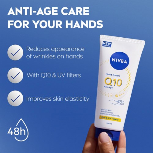 En hand håller Nivea Q10 handkräm mot en blå bakgrund, betonar anti-aging löften och UV-filter.