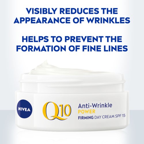 En burk Nivea Q10 Anti-Wrinkle Power Firming Day Cream SPF 15, med text om att minska rynkor och fina linjer.