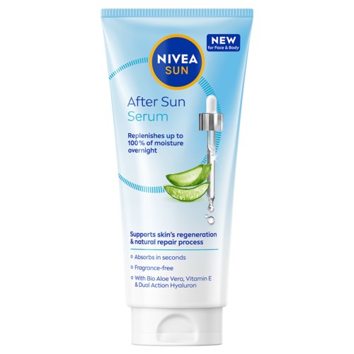 En tube af Nivea Sun After Sun Serum med aloe, vitamin E og hyaluronsyre, til hudpleje efter solbad.