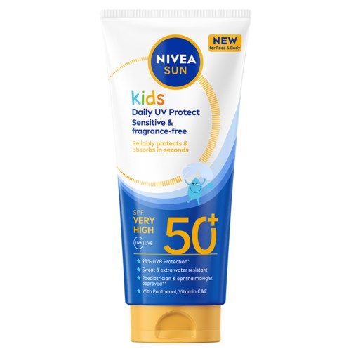 Rør med Nivea Sun Kids solcreme med SPF 50+, til sensitiv hud, vandafvisende og beskytter mod UV-stråler.