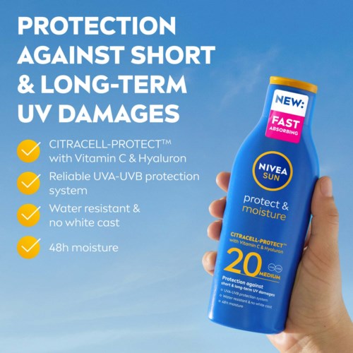 En hand håller en blå Nivea Sun solkräm med SPF 20, som påstår skydd mot UV-skador i 48 timmar.