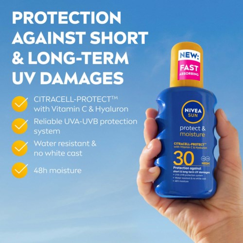 Käsi pitää Nivea Sun -aurinkorasvaa, korostaa UV-suojan ja vedenkestävyyden.