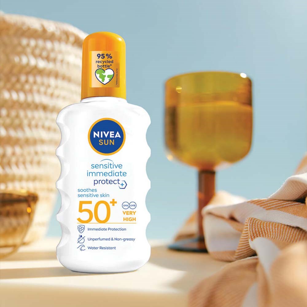 Alternativ bild 1 för NIVEA SUN Sensitive Immediate Protect Soothing Sun Lotion SPF50+ 200 m