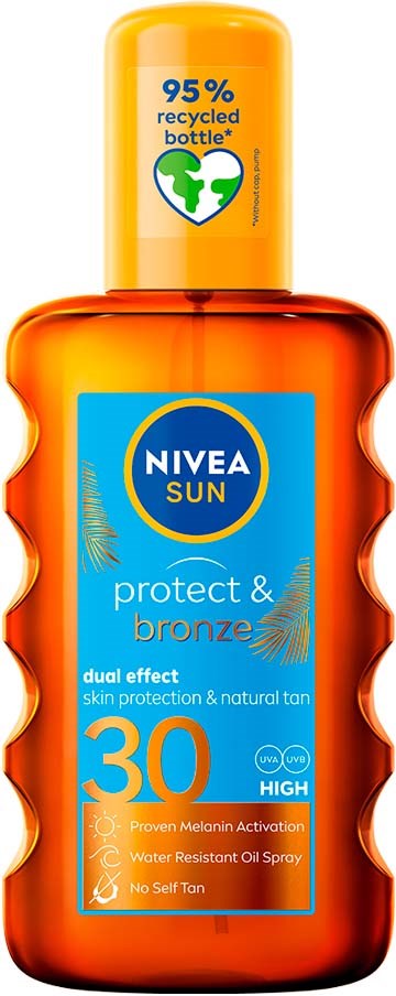 En solcremeflaske mærket 'NIVEA SUN' med SPF 30, orange emballage og en grøn og gul hætte, der siger 95% genanvendt.