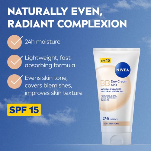 Niebieskie tło z białym tekstem i znacznikami, prezentuje krem BB Nivea z SPF 15 dla wyrównania kolorytu skóry i nawilżenia.