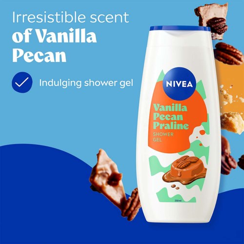 NIVEA Vanilje Pecan Praline dusjkrem i hvit flaske med fargerik etikett, omgitt av vanilje, pekannøtter og praliner.