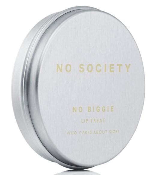 En rund beholder med sølvlokk, gul tekst sier "NO SOCIETY" og mindre tekst refererer til leppepleie for alle.