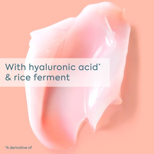 Roze crème met label over hyaluronzuur en rijstferment.