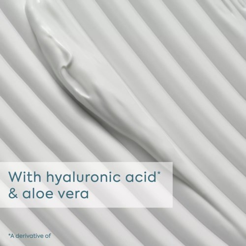 Een huidverzorgingslijn benadrukt hyaluronzuur en aloe vera, met afbeelding van witte lotion of crème.