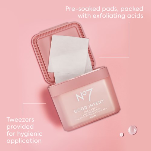 Roze container met tissues en pads, gelabeld 'Good Intent,' voor huidverzorging, met pincet voor hygiëne. Effen achtergrond.