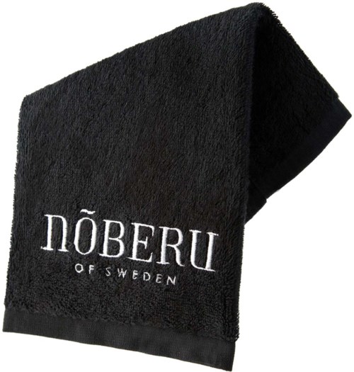 Svart håndkle med hvit tekst som sier "NÖBERU OF SWEDEN."