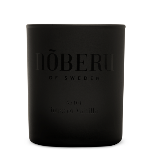 Eine schwarze Kerze mit minimalistischem schwarzen Text, beschriftet 'NÖBERU of Sweden' und Vanille-Duft.