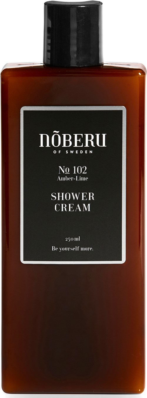 En brun flaska med svart lock, märkt 'NÖBERU No 102 Amber-Lime Shower Cream' och ett litet citat längst ner.