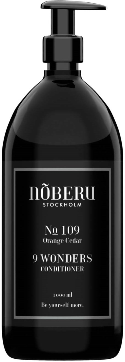 En sort flaske med pumpe, mærket 'Nöberu Stockholm No 109 Orange Cedar 9 Wonders Conditioner.'