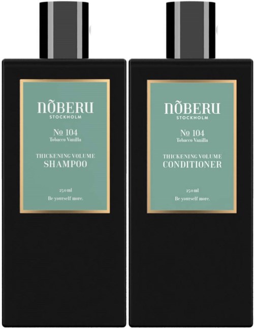 Två svarta flaskor med etiketter som visar schampo och balsam, båda med liknande stil, tealfärgade etiketter och svarta lock.
