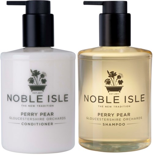 Två Noble Isle-flaskor: balsam och schampo, med svarta pumpar, vita och gula vätskor, och växtlogga, på vit bakgrund.