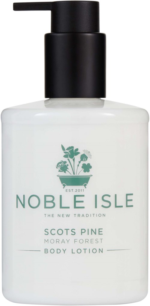 En vit flaska med svart pump, märkt Noble Isle Scots Pine kropps lotion, med en grön växtlogotyp.