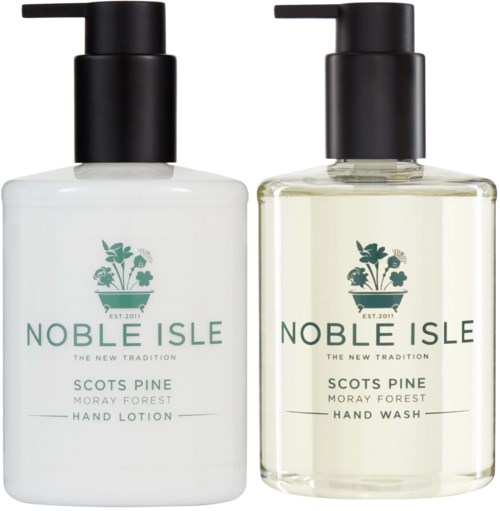 Två flaskor av Noble Isle handprodukter med svarta pumpmunstycken, en för handkräm och en för handtvål, med gröna växtlogotyper.