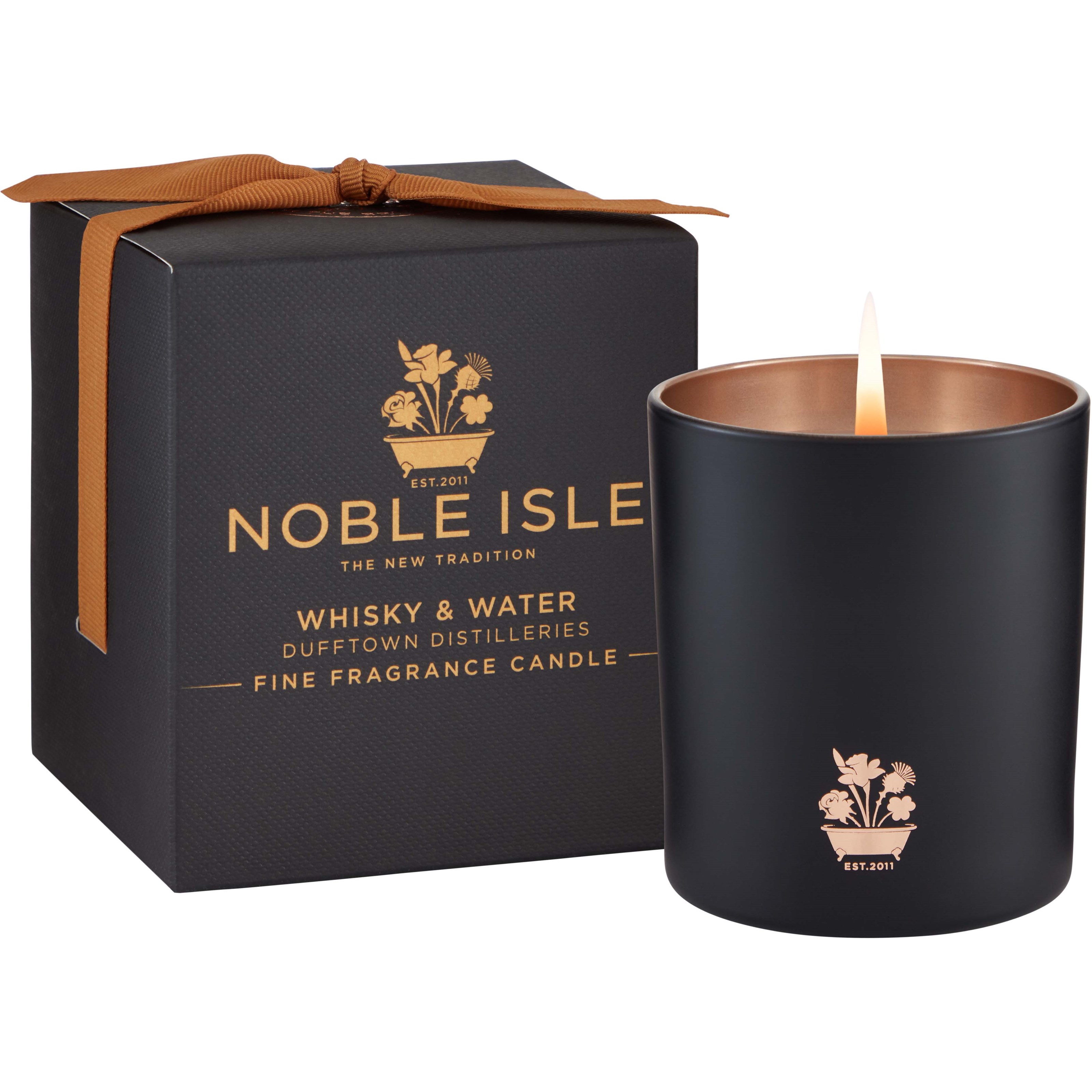 Läs mer om Noble Isle Whisky & Water Fine Fragrance Candle 200 g