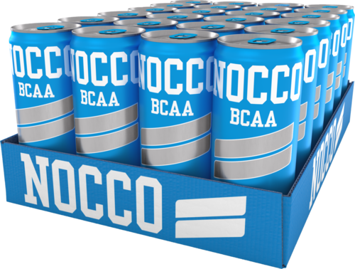 En displaylåda fylld med burkar märkta NOCCO BCAA, blå och vit, ordnade i rader.
