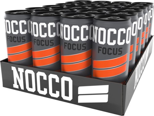 Ett displayställ med burkar av NOCCO Focus energidryck, uppställda i rader.