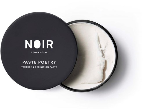En sort rund beholder åbent med hvid pasta indeni, mærket 'NOIR Stockholm Paste Poetry.'