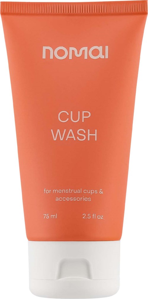 En liten ferskenfarget tube med hvit hettelapp merket 'Nomaw' og 'Cup Wash' for menstruasjonskopper og tilbehør.
