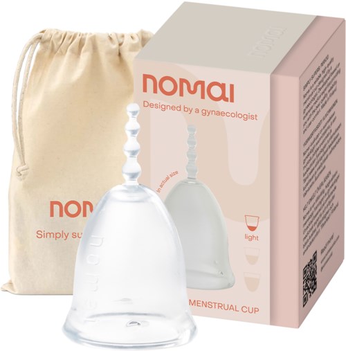En menstruasjonskopp foran en rosa eske og en stoffpose, med tekst som indikerer at den er designet av en gynekolog.