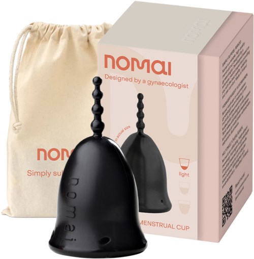 En svart menstruasjonskopp ved siden av sin rosa eske og en stoffpose, med tekst som fremhever design og funksjoner.