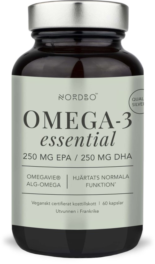 Flaske med Nordbo Omega-3 essentiel tilskud med oplysninger om EPA og DHA, og sundhedsfordele på etiketten.