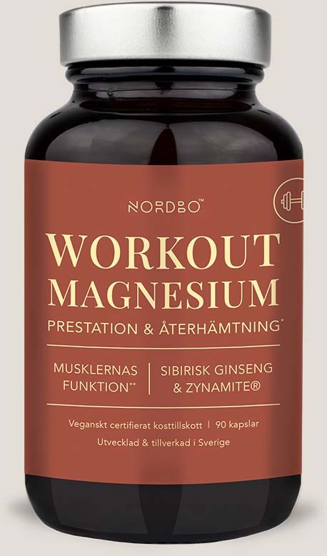 En svart flaske med rød etikett. Etiketten sier 'Workout Magnesium' og oppgir ingredienser som ginseng. Den har en sølvhette.