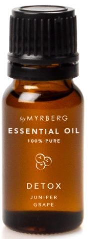 En liten ravfarget flaske merket "Essential Oil" med dufter "Detox" med einer og drue.