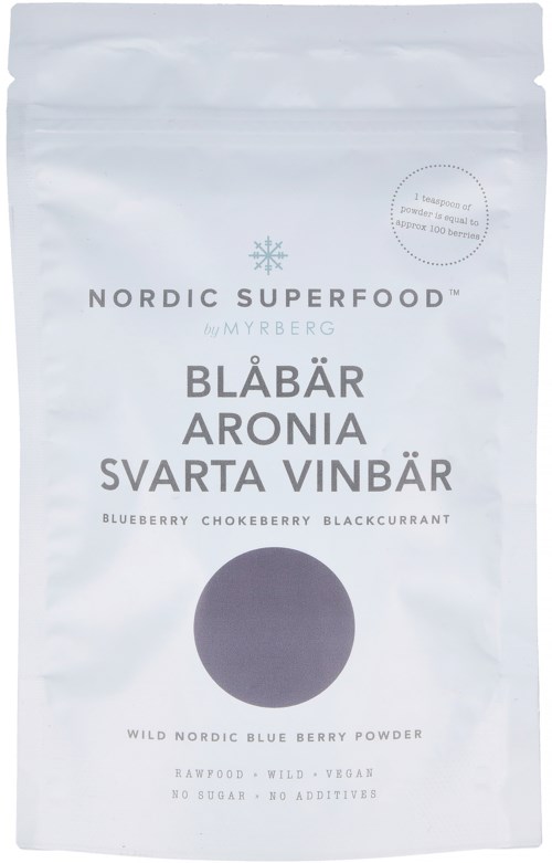 Hvit pose med blå og svart tekst, beskriver nordisk bærpulver med blåbær, aroniabær og svartvinbær. Ingen sukker eller tilsetningsstoffer.