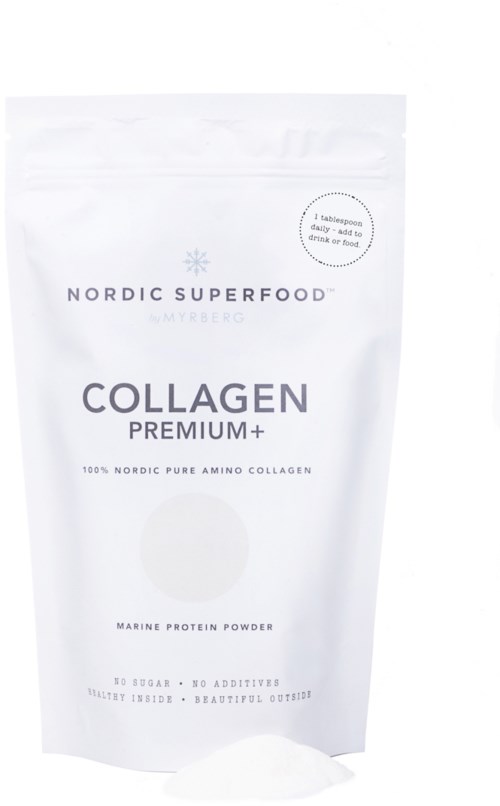 En hvit pakke med orden "Nordic Superfood Collagen Premium+" og en liten skje av pulver nederst.