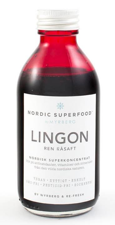 En liten rød flaske merket 'Lingon' med hvit lokk og hvit etikett med svart tekst.
