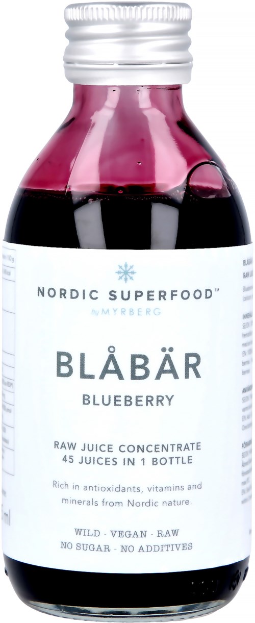 Kleine glazen fles met zilveren dop, gevuld met donkerpaarse sap, labelt als bosbessen sap, van Nordic Superfood.