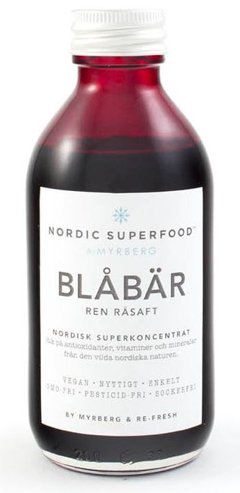 Rode fles met wit etiket gemerkt 'Blåbær' en tekst over superfood en ingrediënten.