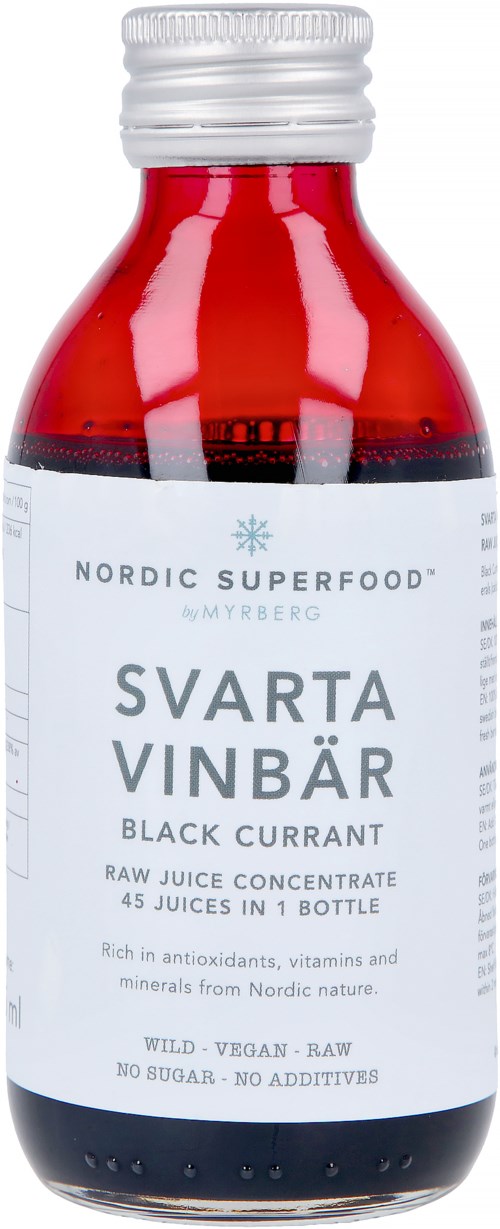 En liten glassflaske med svartcurrjuice, merket som økologisk, vegansk, rå, uten sukker eller tilsetningsstoffer.