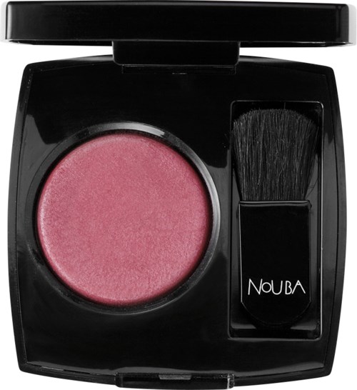 En makeup-kompakt med rosa rouge och en liten borste märkt 'Nouba'.