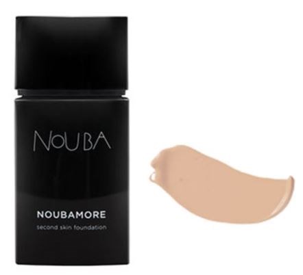 En svart flaska av Nouba Noubamore andra hudens foundation med en beige provbit bredvid.