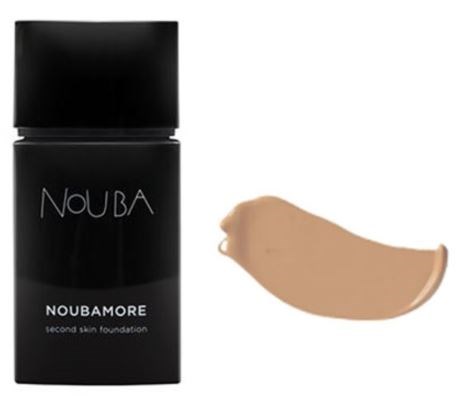 En svart flaska märkt 'Noubamore' med en beige foundation bredvid.