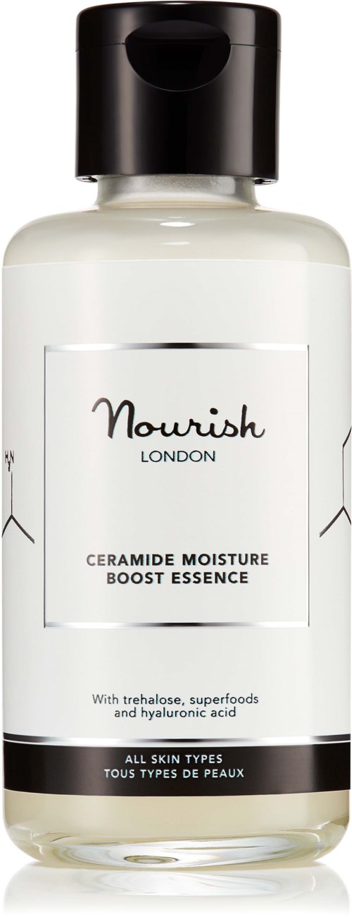Biała butelka z czarną zakrętką, oznaczona 'Nourish London' i zawiera ceramide moisture boost essence dla wszystkich rodzajów skóry.