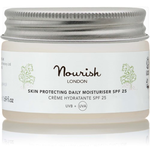 En hvid krukke af Nourish London hudplejemiddel med grønne illustrationer, mærket som SPF 25 til daglig brug.