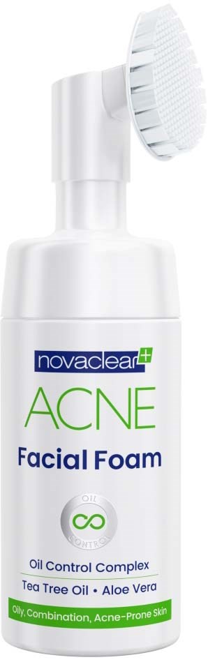 En vit flaska med ansiktsrengöringsmousse för acne, med en borsthållare på toppen, med gröna och blå text samt ingredienslista.